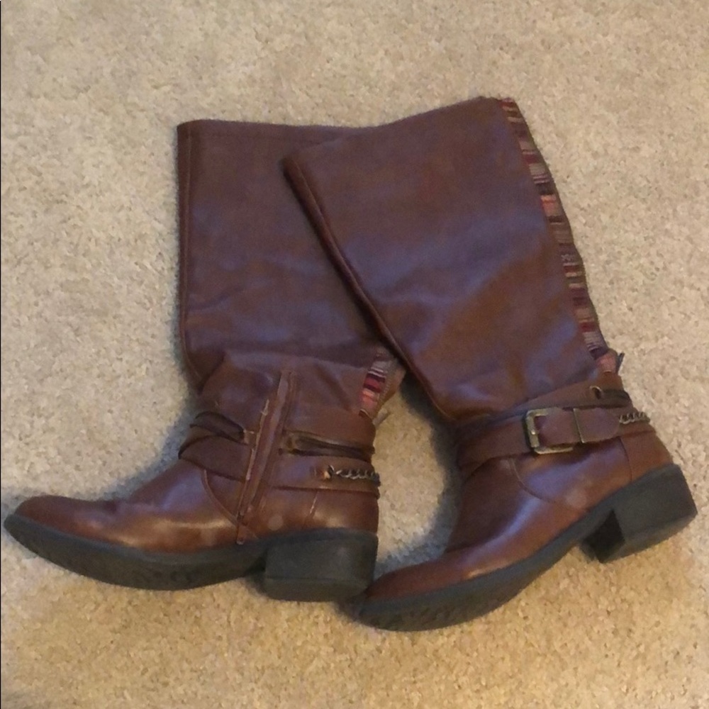 Tall brown JRROBBIN boots .